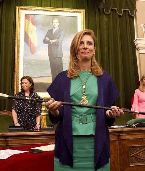 Amparo Marco posa con la vara de mando tras la constitución del Ayuntamiento de Castellón.