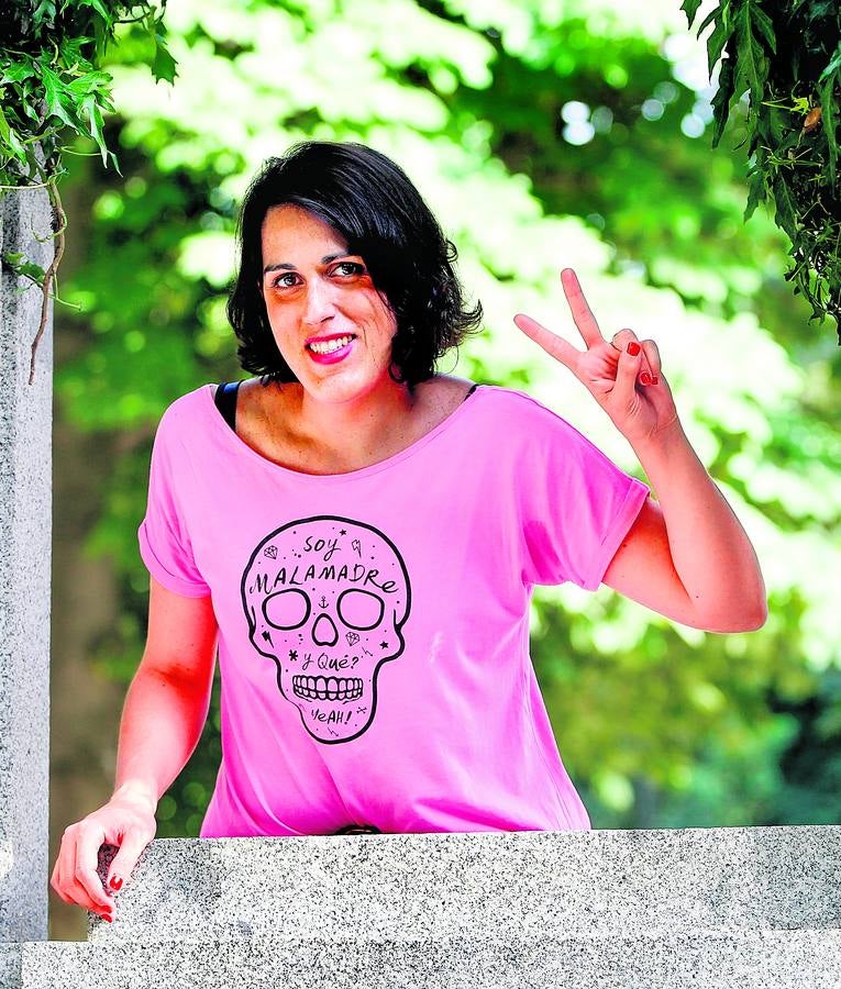 La fundadora del club de 'malasmadres', Laura Baena, con una de las camisetas que comercializa desde la web y en más de 20 tiendas. :: marta jara