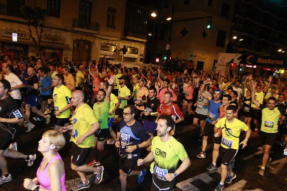 Miles de atletas iluminan Valencia con la 15k nocturna