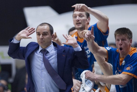 Carles Duran levanta los brazos tras una decisión arbitral en el tercer partido de la semifinal ante el Real Madrid.
