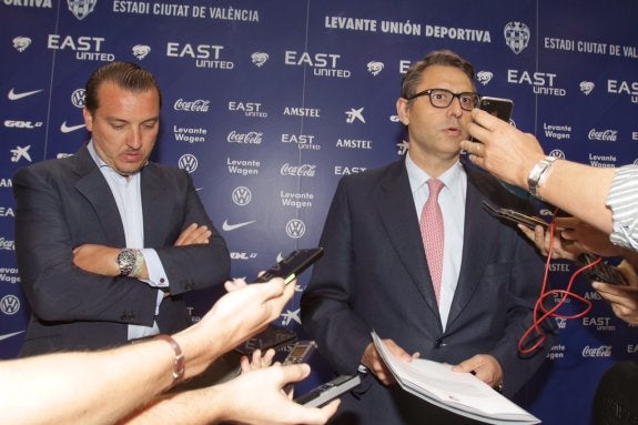 Quico Catalán y José Manuel Fuertes atienden a la prensa ayer tras la reunión.