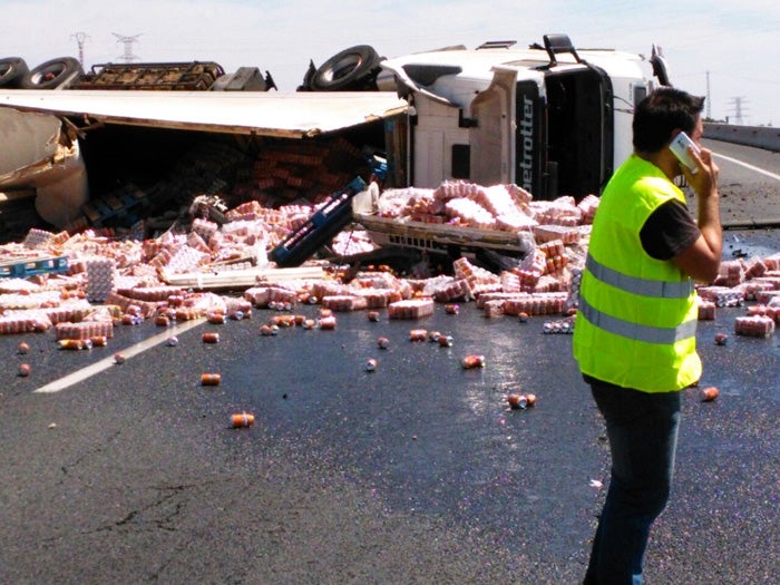 Estado en el que ha quedado el camión tras el vuelco.