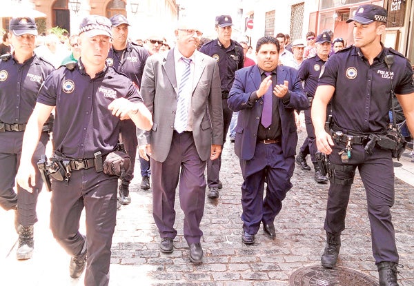 El concejal de Ciudadanos, escoltado en Gandía a su llegada al ayuntamiento, el pasado sábado.