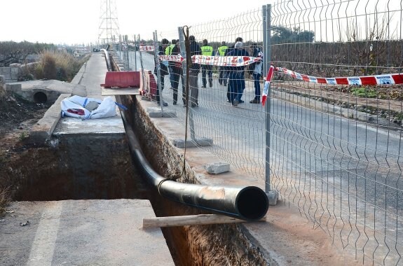 Unas obras de canalización del agua en Valencia. :: lp