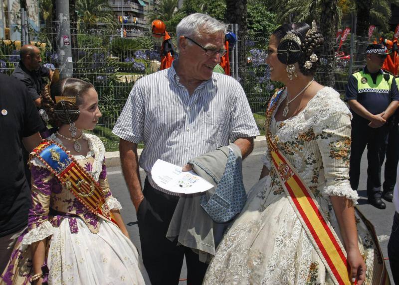 El alcalde de Valencia, junto a las Falleras Mayores de Valencia, Estafania López y María Donderis, hoy, en Alicante.