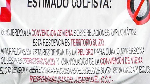 Cartel colgado en la verja de la residencia de la embajadora de Suiza en la capital venezolana.
