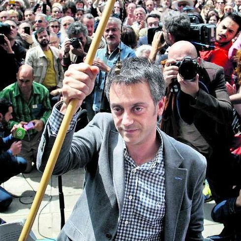 El alcalde de A Coruña y líder de Marea Atlántica, Xulio Ferreiro, sostiene el bastón tras ser proclamado, en la plaza de María Pita.