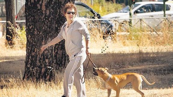 Teresa Romero pasea por Alcorcón con 'Alma', que la ayuda a llevar la ausencia de Excalibur.