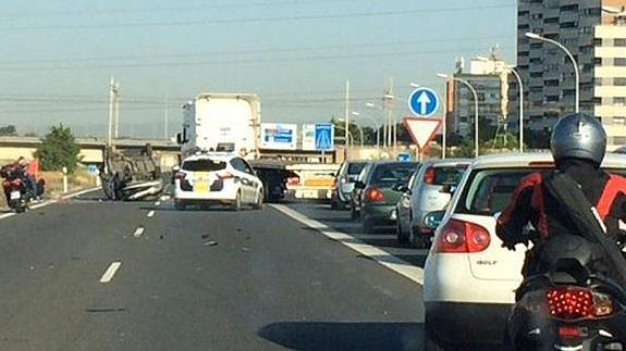 El vehículo ha quedado volcado en la calzada. 