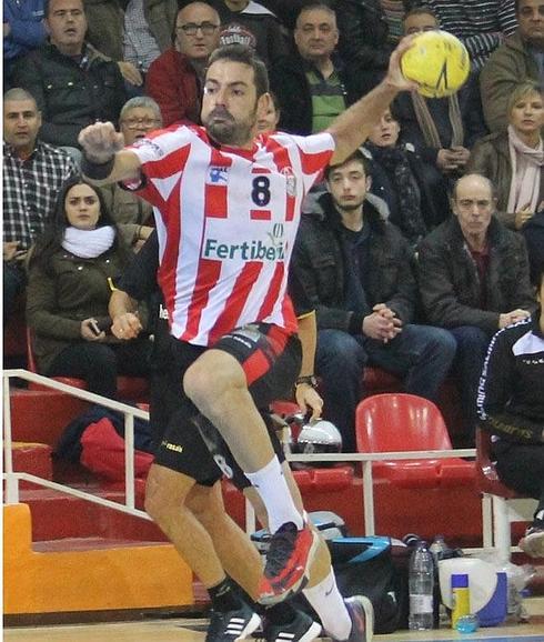 Pocholo, lanzando en un partido con el Fertiberia Puerto de Sagunto.