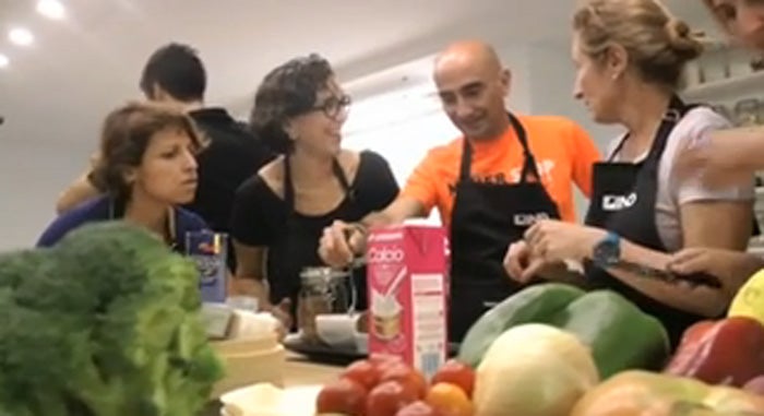 Los deportistas se meten en la cocina