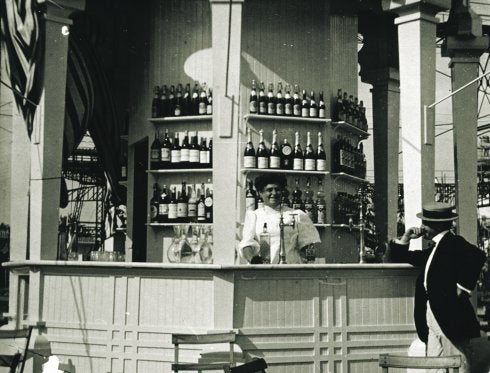 Una mujer sirve una copa a un cliente en un quiosco de refrescos de la Exposición.:: Archivo del Ateneo Mercantil de Valencia