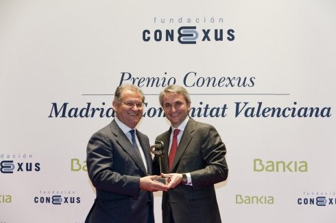 Broseta (dcha.) entrega el premio a José Manuel Machado, presidente de Ford España. :: lp