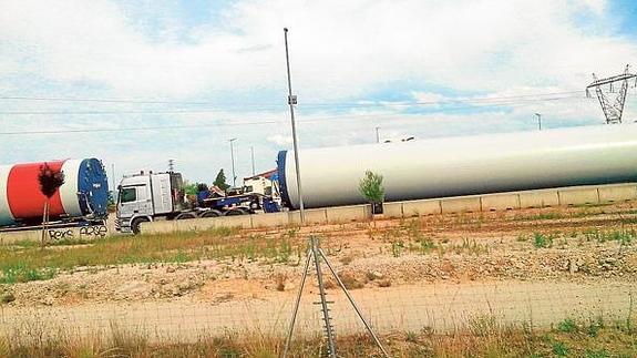 Vehículos pesados parados en la gasolinera de Massalavés.