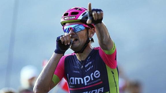 Rafa Valls celebra su victoria en el Tour de Omán.