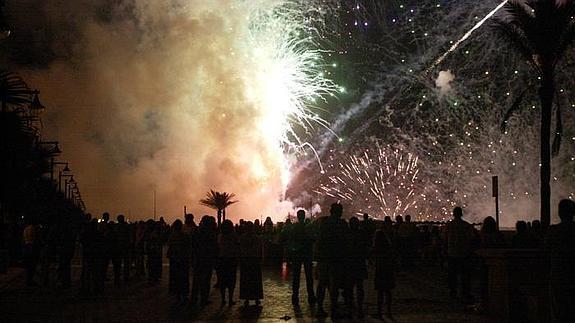 Castillo de fuegos artificiales de la Feria de Julio en el Paseo Marítimo.