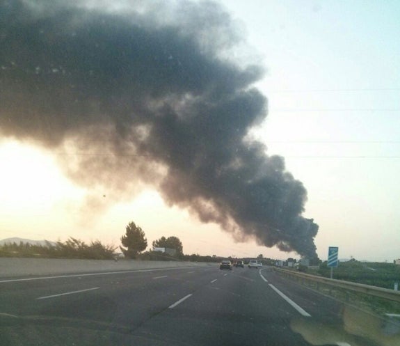 El fuego ha provocado una gran humareda que era visible desde la carretera.