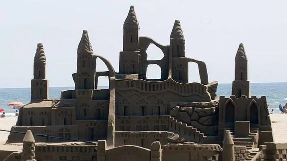 Valencia celebra su primer concurso de castillos de arena