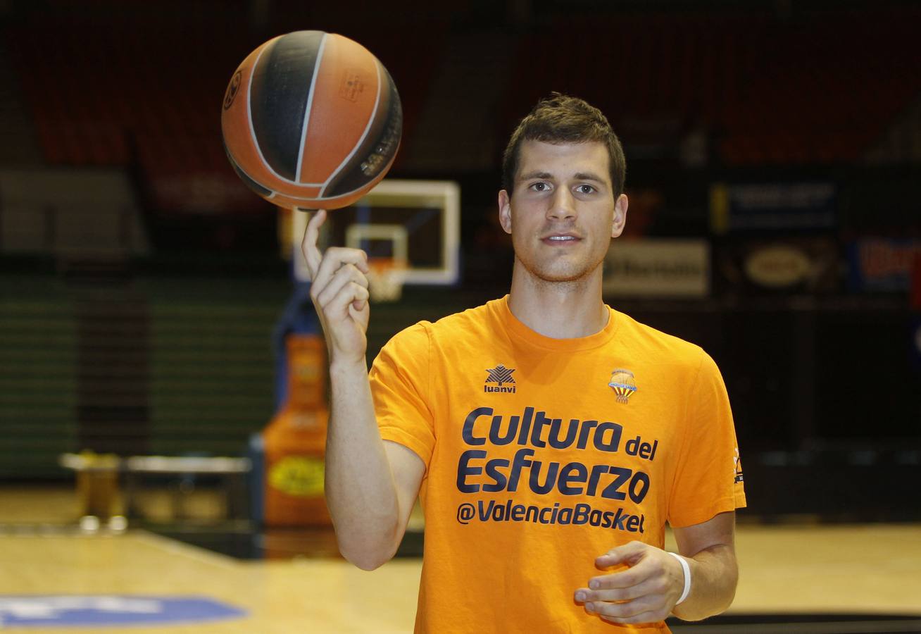 Nedovic, en su presentación como jugador del Valencia Basket.