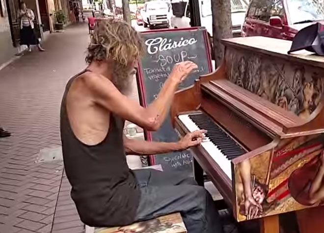 Un hombre que vive en la calle asombra al tocar el piano