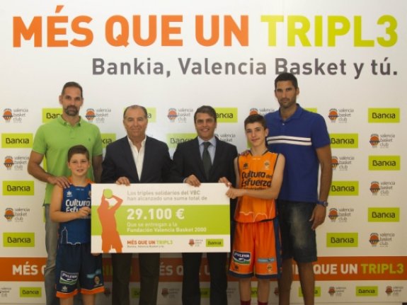 Paco Raga y Miguel Capdevila, con los 29.100 de Triple Solidari. :: LP