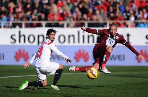 Ghilas dispara frente a Banega durante un partido disputado la pasada temporada en el Sánchez Pizjuán.