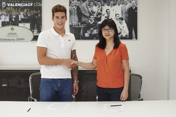 Santi Mina, ayer, estrechando  la mano de Layhoon en las oficinas del Valencia tras firmar su nuevo contrato como jugador blanquinegro. :