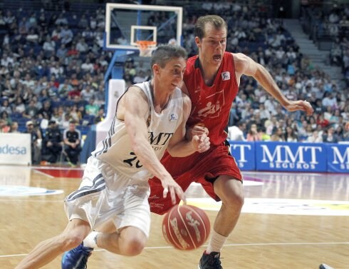 Jaycee Carroll avanza con el balón en un partido del Real Madrid.