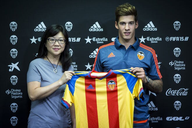 Santi Mina y Lahoon posan con la camiseta valencianista.