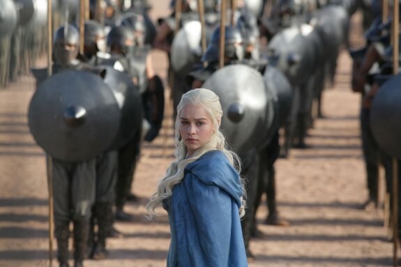 El personaje de Daenerys de la Tormenta, durante una escena de la serie. :: lp