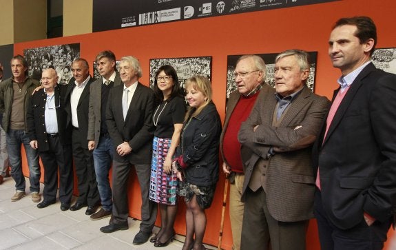 Fernando Giner, a la derecha, junto a los veteranos del Valencia y Layhoon Chan. 