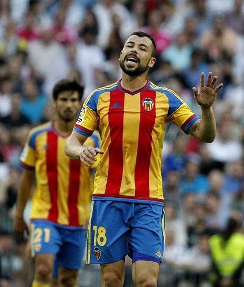 Javi Fuego, en un partido con el Valencia.