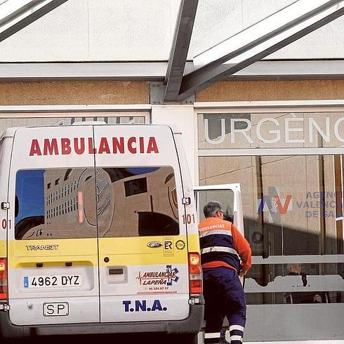 Una ambulancia en la puerta del servicio de urgencias del Hospital Doctor Peset.