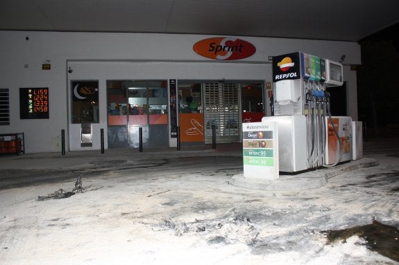 Un policía y vecinos evitan un desastre tras arder un coche en una gasolinera