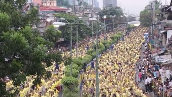 Miles de filipinos bailando zumba en las calles de Mandaluyong.