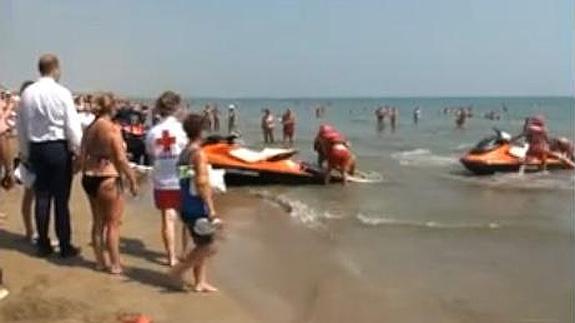 Simulacro de la Cruz Roja en la playa del Cabanyal de Valencia.