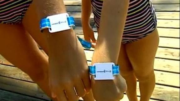 Pulseras con chip para evitar que los niños se pierdan en la playa.