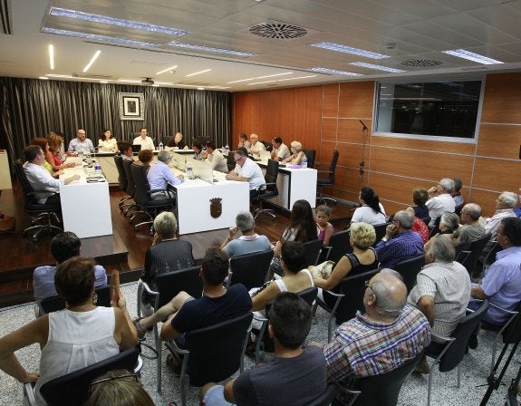 Imagen del pleno municipal celebrado ayer en el Ayuntamiento de Ribarroja.