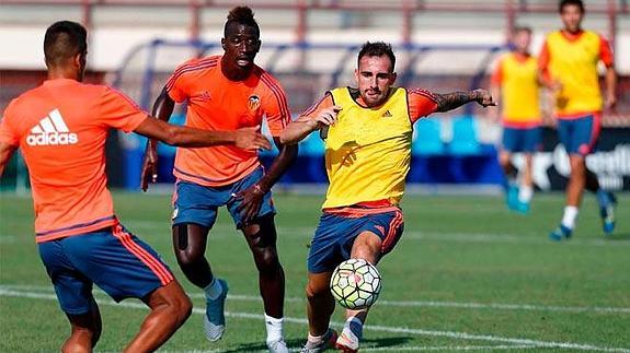 Paco Alcácer, en el entrenamiento matinal del Valencia CF.