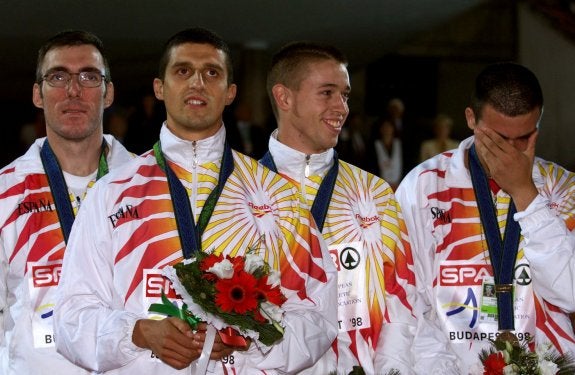 Andreu, tercero por la izquierda, sonríe en el podio del Europeo de Budapest, en 1998.