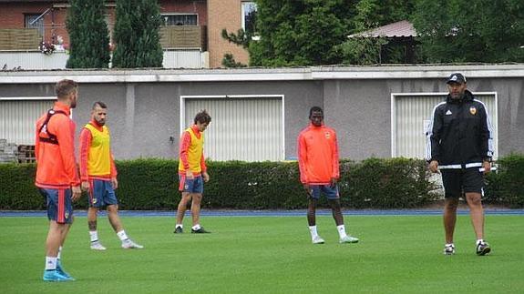 Otamendi (segundo por la izquierda), en el entrenamiento de hoy junto a varios compañeros y Nuno.