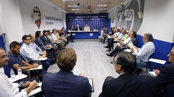 Patronos de la Fundación del Levante, momentos antes de inciarse la reunión.