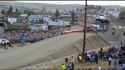 Vehículo realizando el salto del récord mundial de semi trucks.