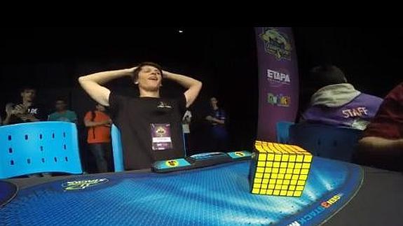 Feliks Zemdegs al terminar el cubo de Rubik en menos de dos minutos y medio.