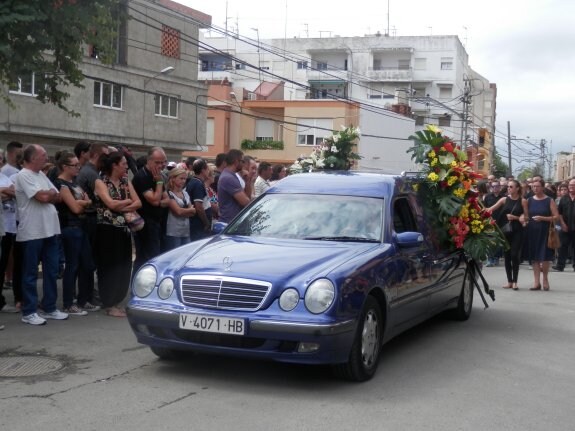 El coche fúnebre, en las calles de Alberic. :: lucía martínez