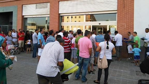 Colas en la oficina del DNI de Castellón.