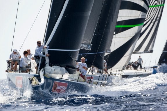 El Azzurra, líder TP52, durante la jornada de ayer. :: EFE/María Muiña 