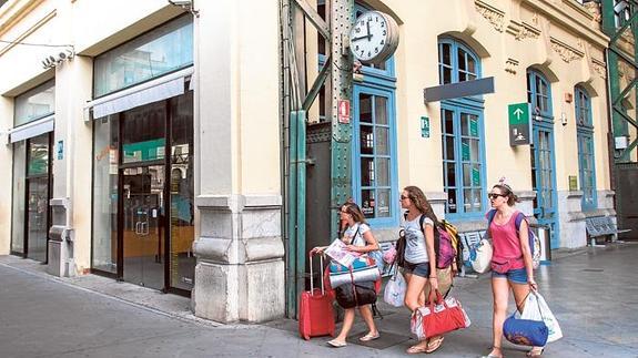 Local de dos plantas de la estación del Norte, junto al andén número seis, donde se abrirá un hostal.