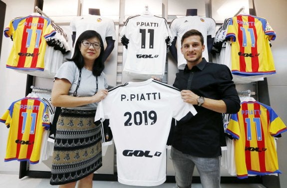 Piatti posa junto a la presidenta del Valencia, LayHoon Chan.