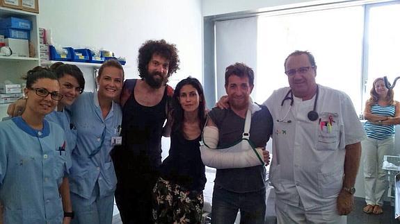 Pablo Motos junto al personal del hospital que le atendió.